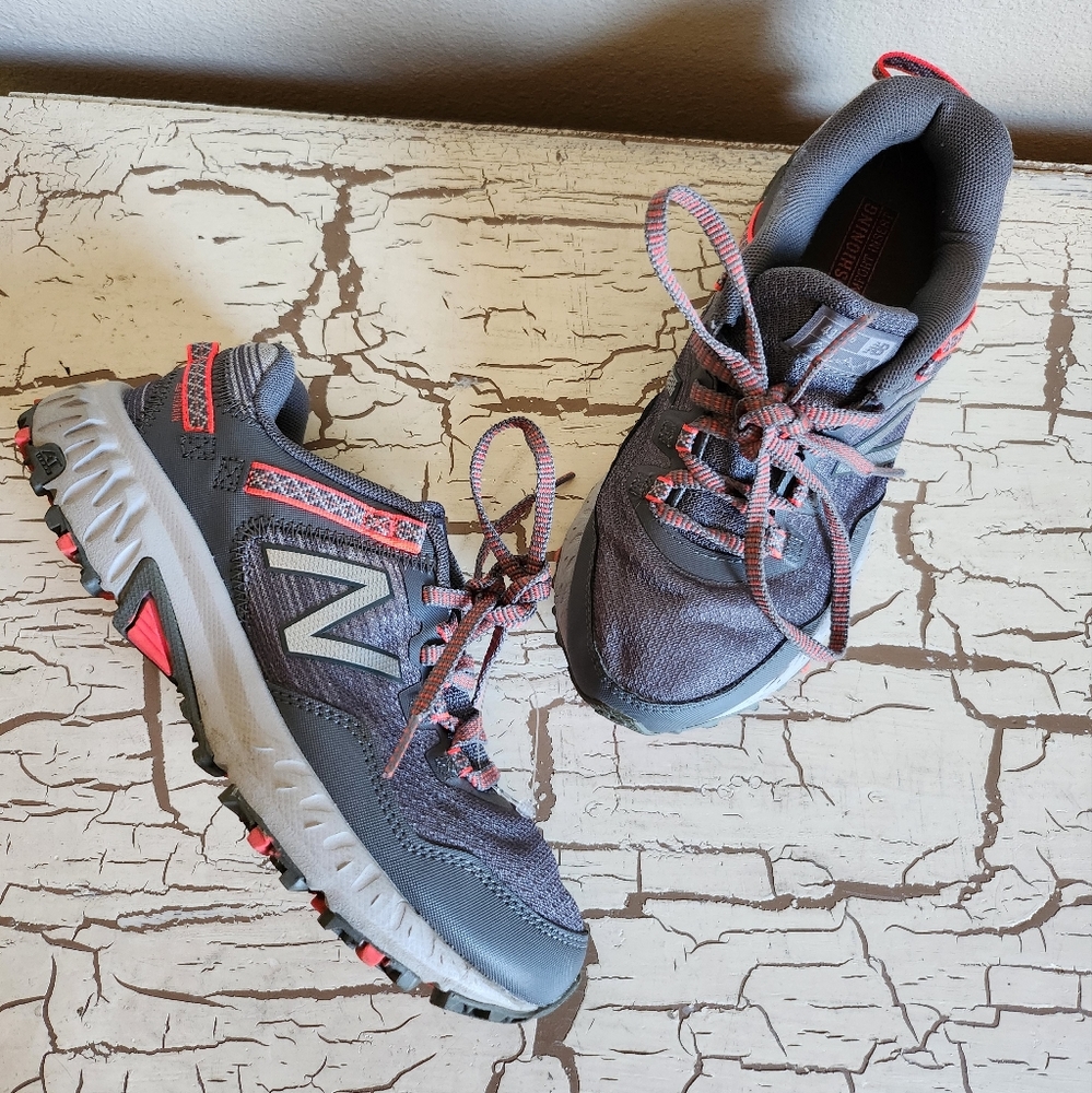 New Balance 5 Womens Big Girl Trail Running Shoes Excellent Used Condition